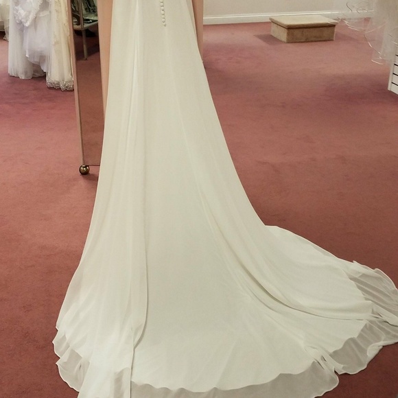 Wedding Dress - Picture 3 of 8